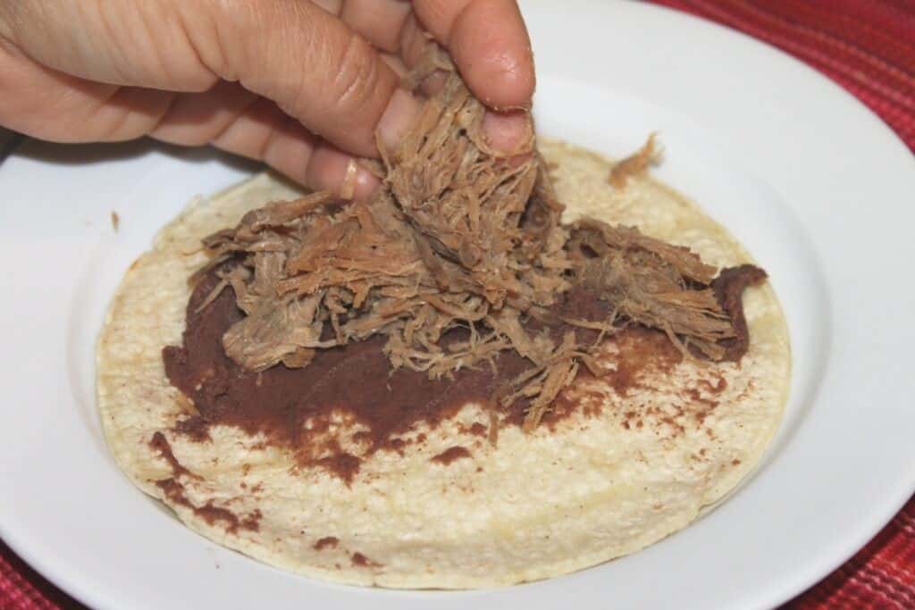 Cachetadas tacos de Tampico, añada una pequeña porción de carne