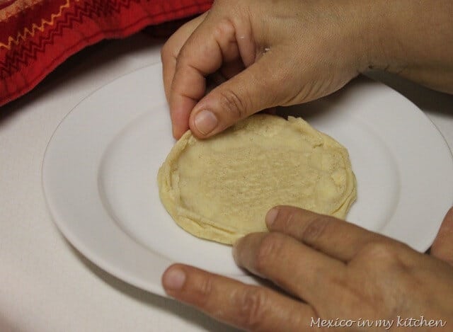 Picadas al Estilo Veracruz, pellizca los bordes de la tortilla