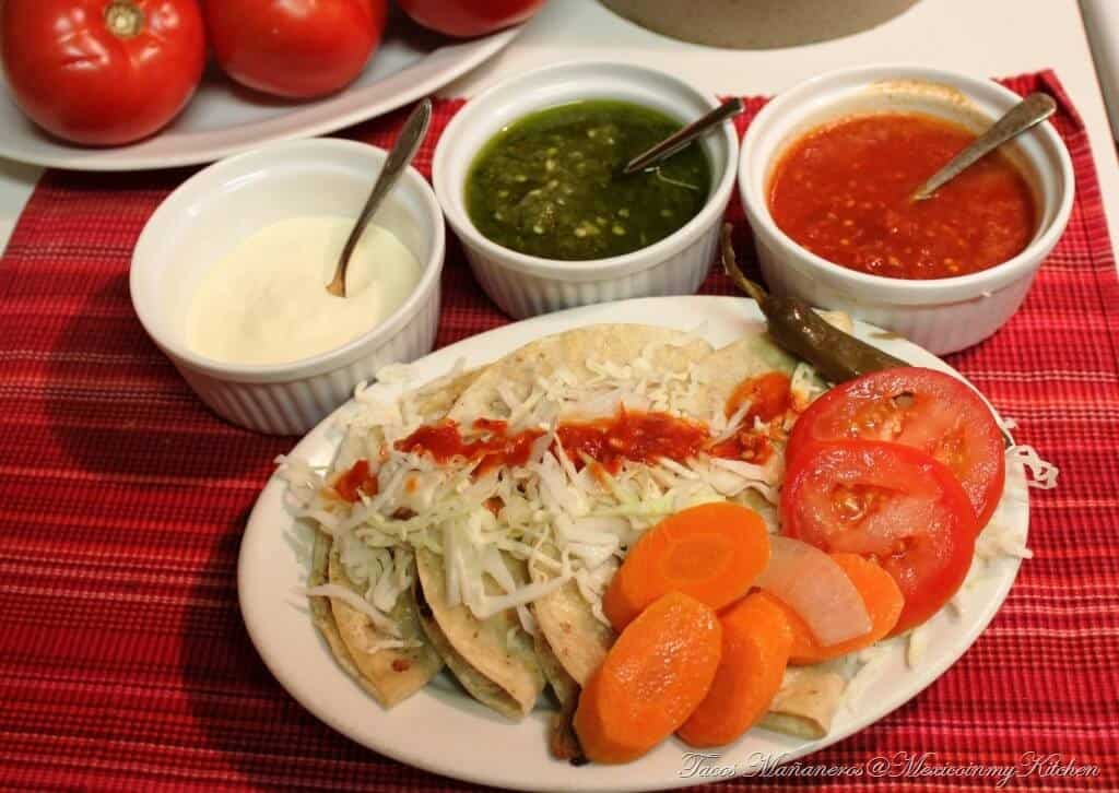 Cachetadas tacos de Tampico, salsas