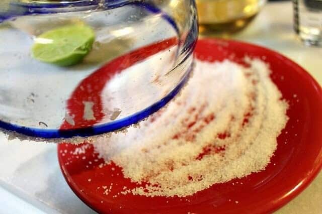Cóctel margarita, cepilla la sal en el vaso de vidrio