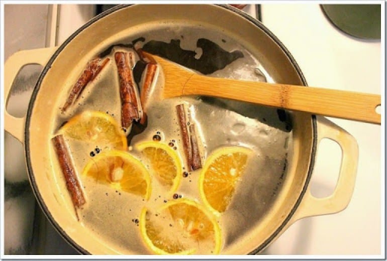 Agrega los ingredientes a la olla, calabaza en tacha