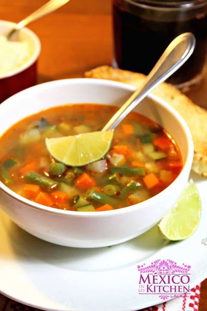 sopa de verduras mexicana