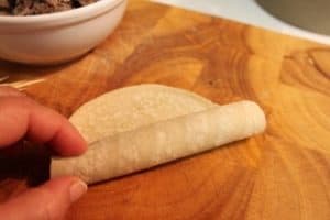 Taquitos Dorados Mexicanos | Flautas | enrolla la tortillas para formas los taquitos dorados