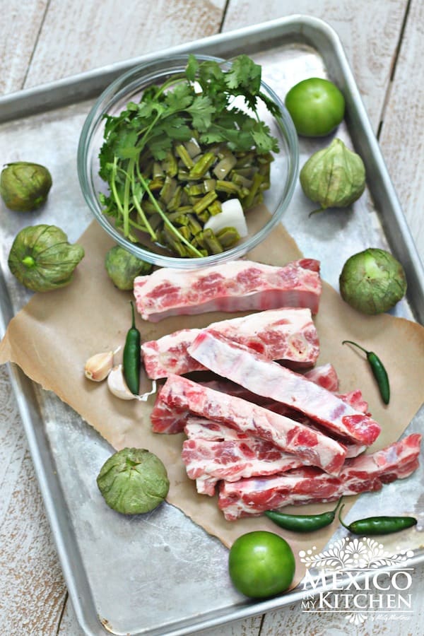 Ingredientes para preparar costillas de cerdo en salsa verde