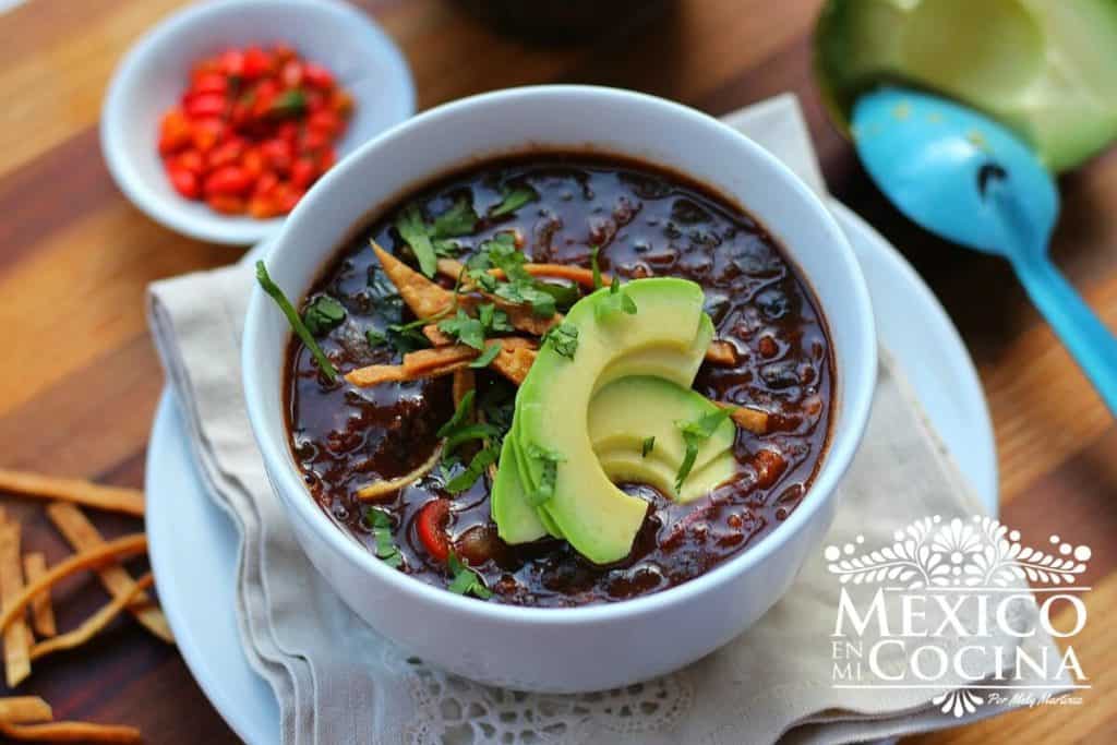 Sopa de frijol negro mexicana