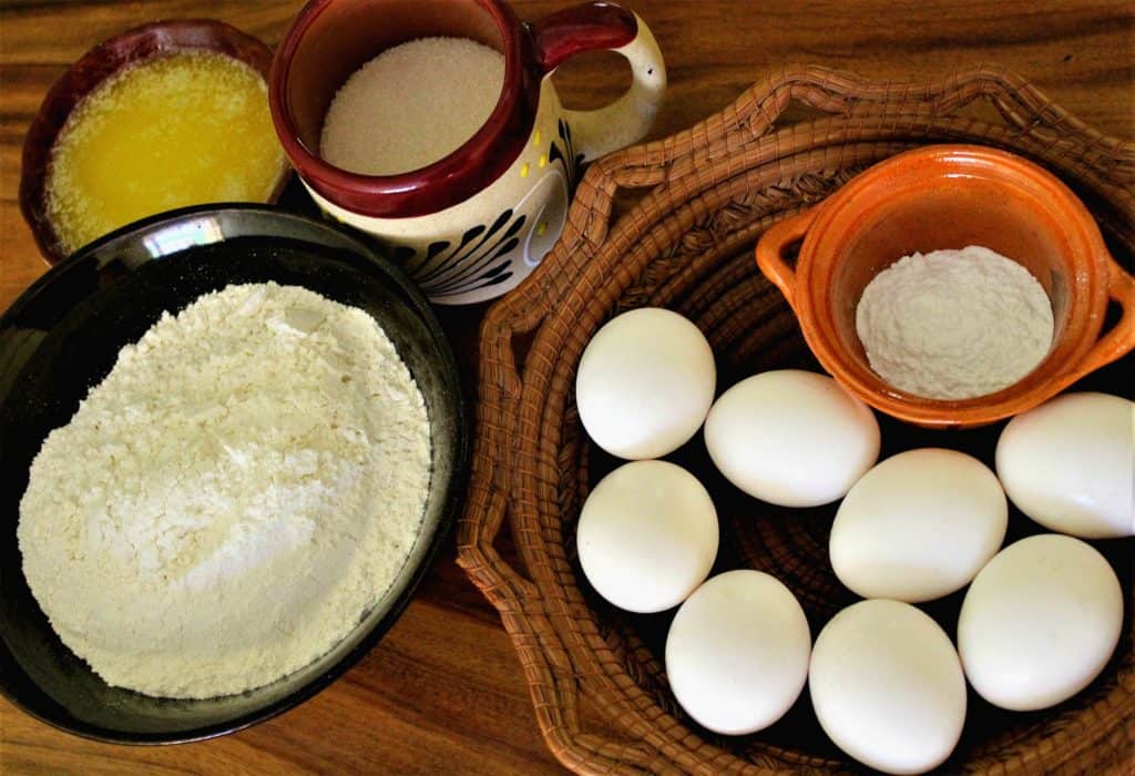 Canasta con huevos, harina, azúcar y mantequilla