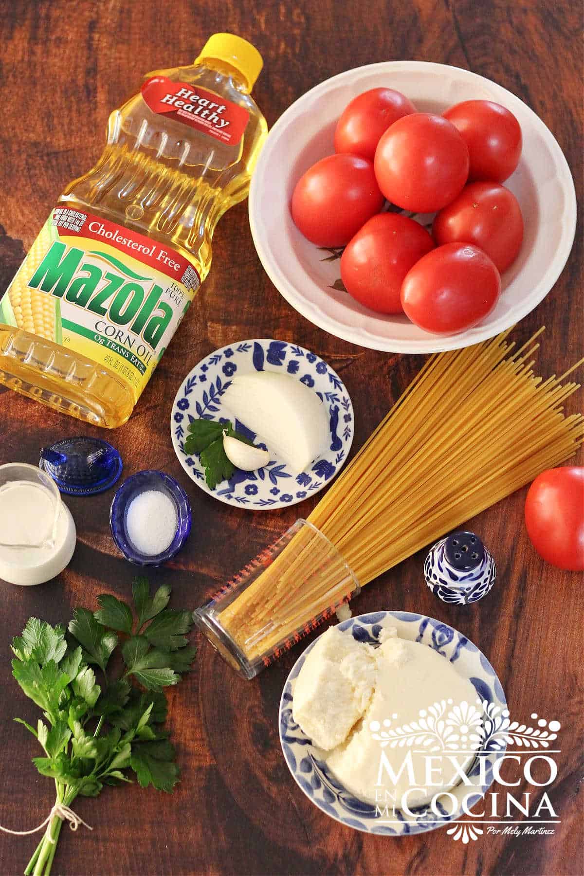 Ingredientes para la receta, espagueti, tomates, ajo, cebolla, sal.