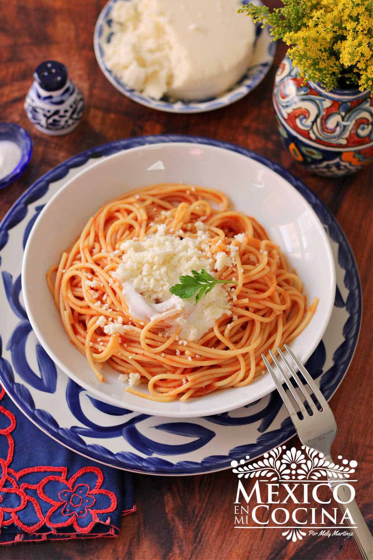 Plato con espagueti rojo listo para comer